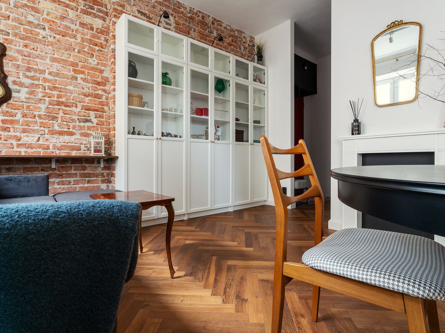 Lite deski dębowe w salonie z ceglaną ścianą